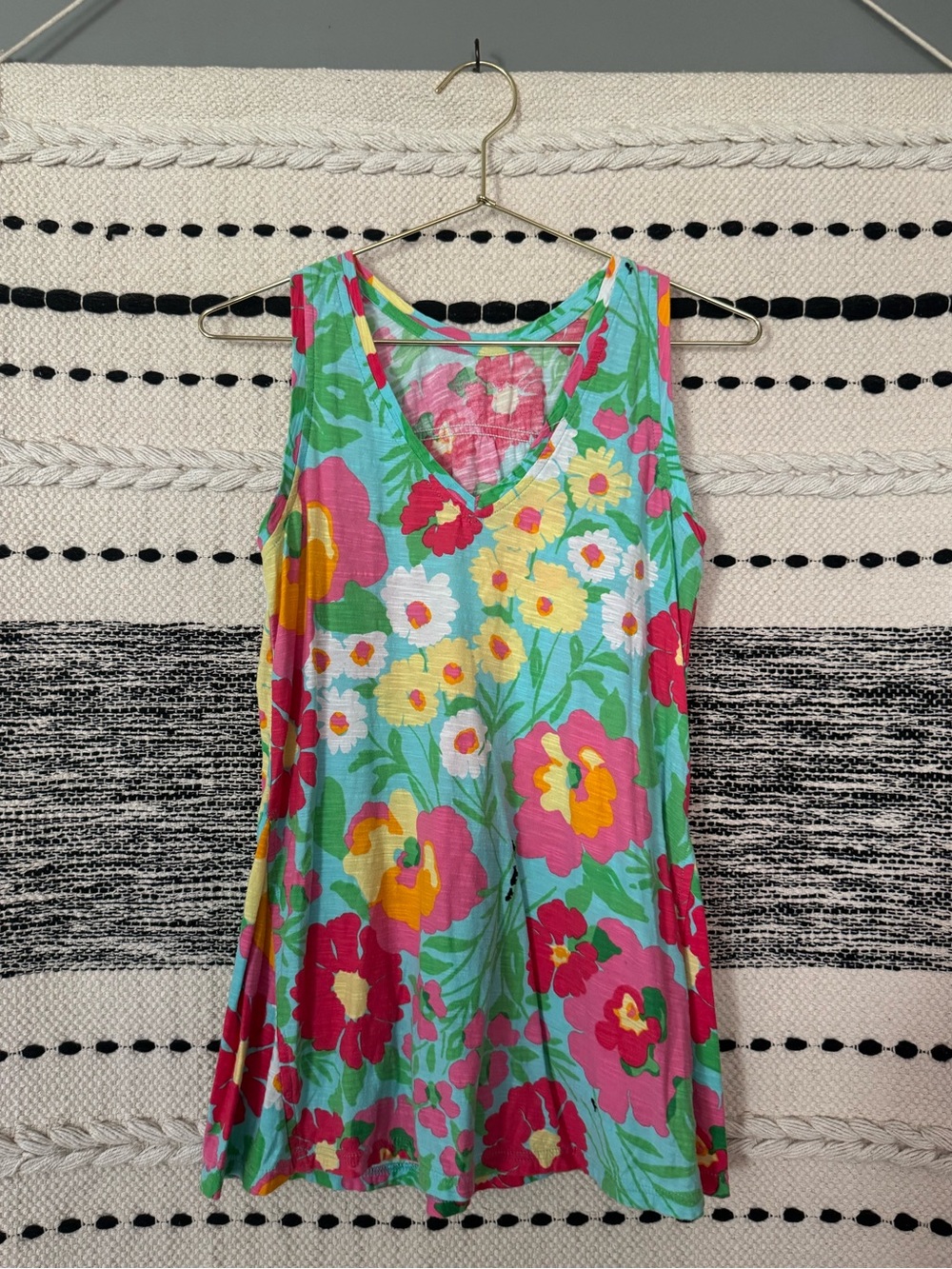 Lilly Pulitzer ant on a log Sleeveless V-Neck Floral Swing tank